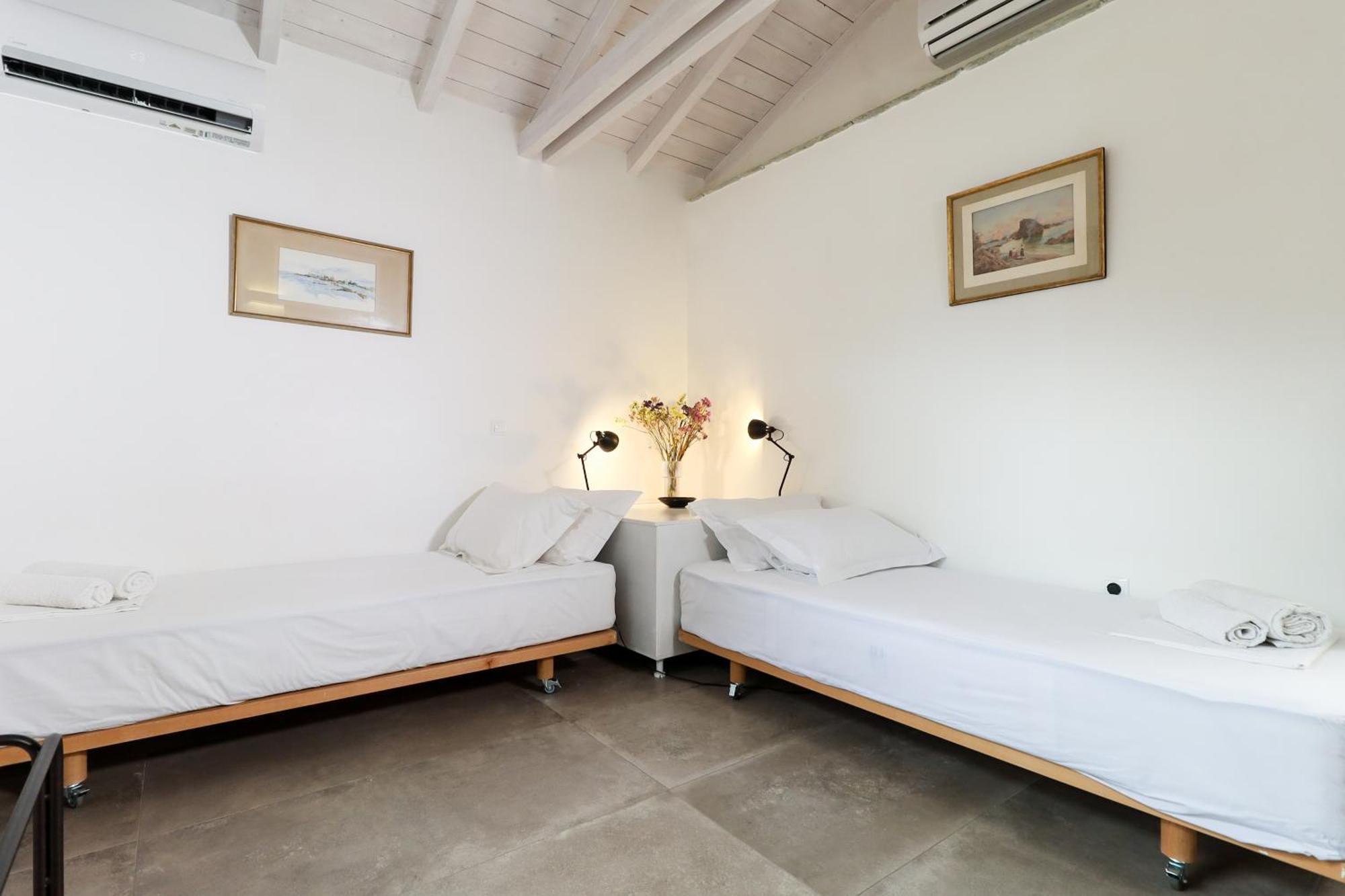 Just Barrett Villa Ровиес Екстериор снимка